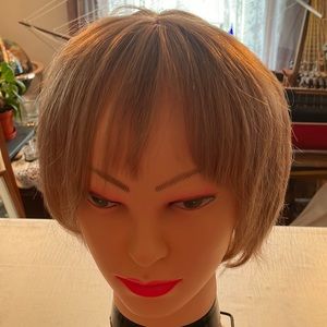 Nwot Beautiful wig. Average size.